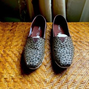 New TOMS. Worn 1 time. Beautiful animal print.